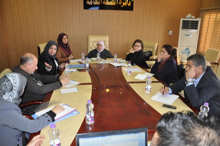 عقد اجتماع في قاعة دائرة الصحة العامة بحضور مدير قسم تعزيز الصحةوممثلين عن صندوق الأمم المتحدة للسكان