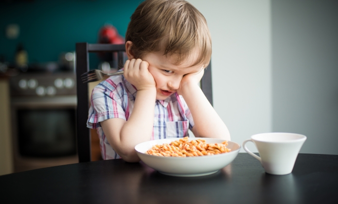اذا كان ابنك يرفض الطعام، فاعلمي أولا أنها مشكلة شائعة بين الأطفال اليك بعض الافكار 
