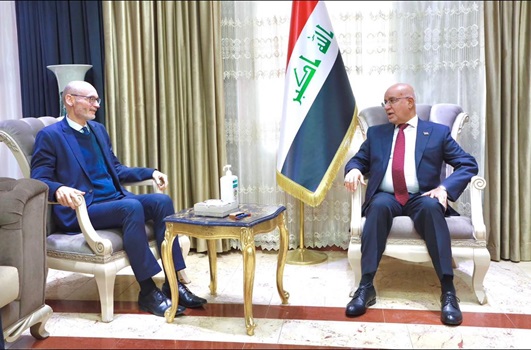 زير الصحة يستقبل السفير البريطاني لدى العراق ويبحث تعزيز التعاون الصحي بين البلدين وبالاخص بمجال الصناعة الدوائية  